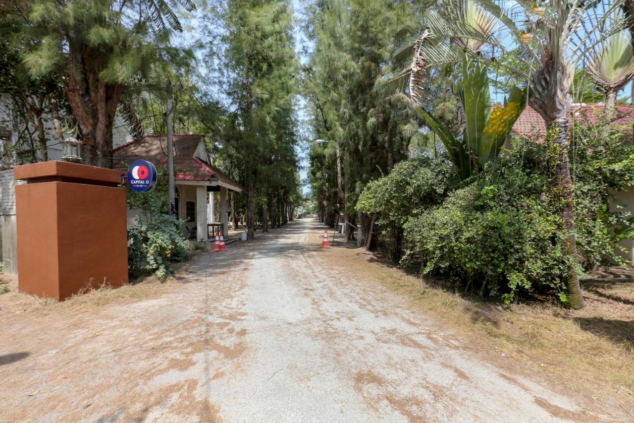 Capital O 90224 Villa Danialla Beach Resort Kampong Ayer Terjun Pinang Esterno foto
