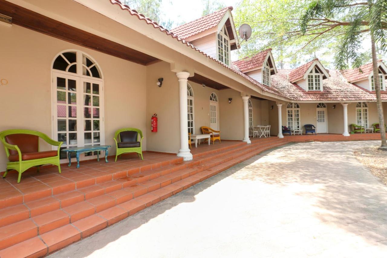 Capital O 90224 Villa Danialla Beach Resort Kampong Ayer Terjun Pinang Esterno foto
